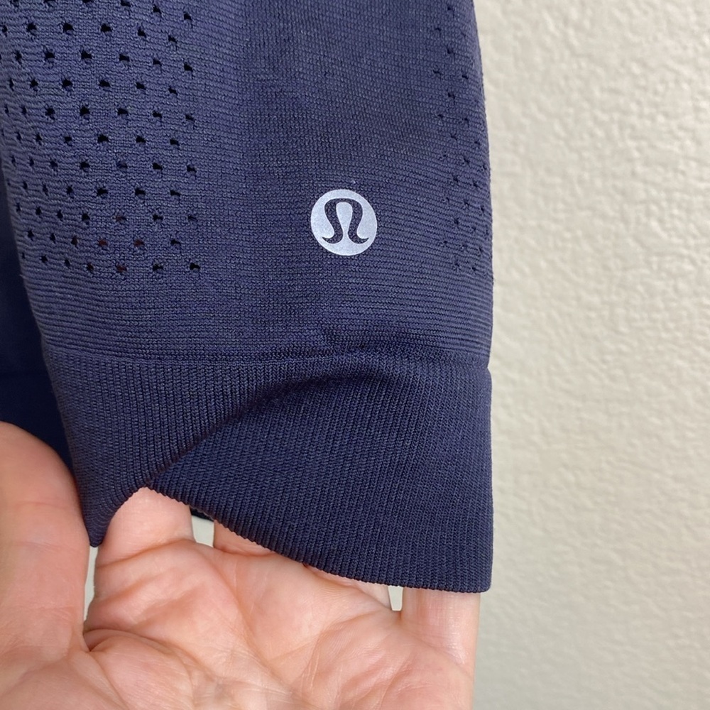 Lululemon Breeze By muscle tank in midnight navy Sz? - Picture 3 of 5
